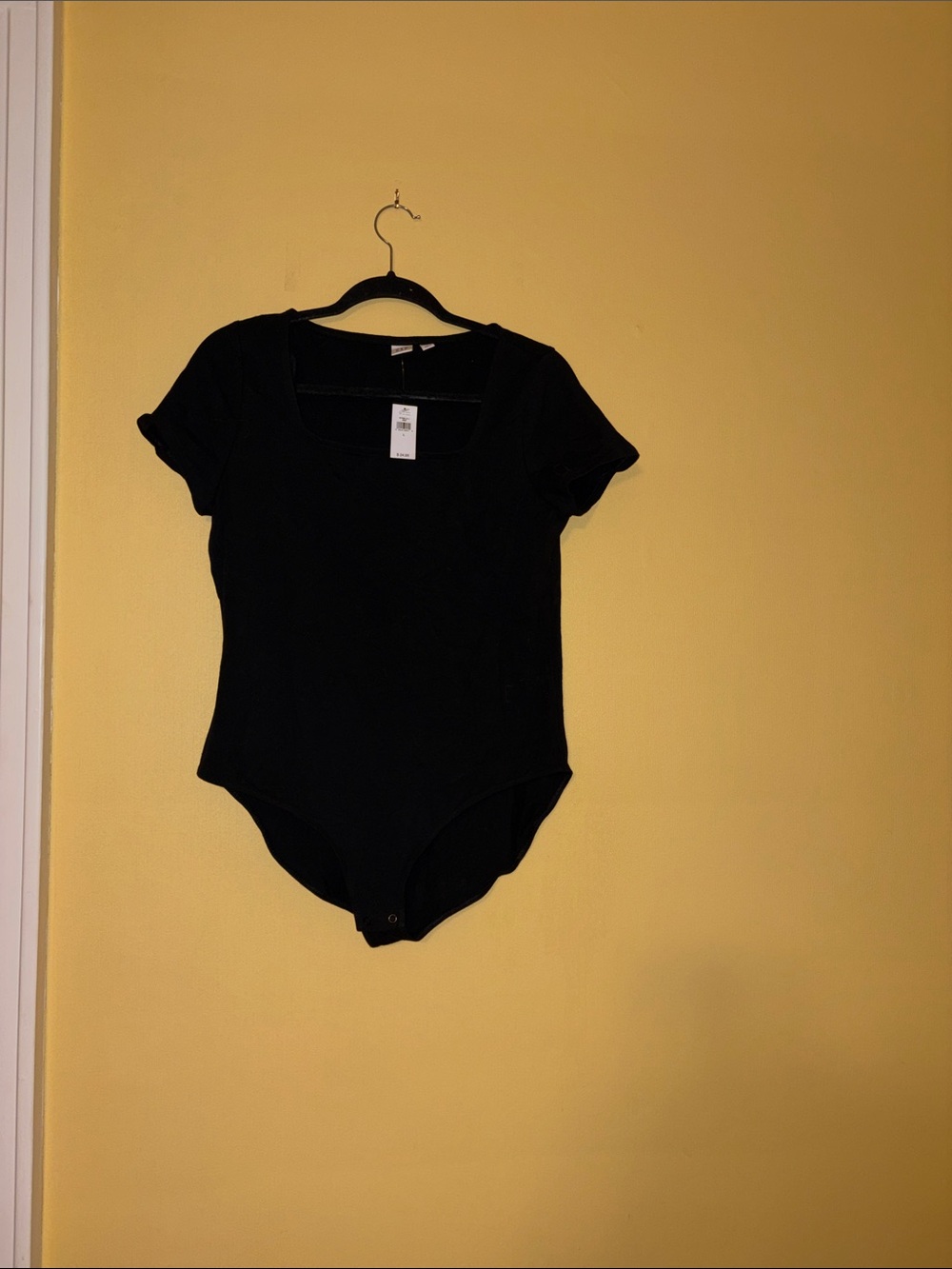 GAP Black Short-Sleeve Scoop Neck Bodysuit - Women